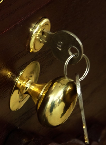 Cabinet lock with key